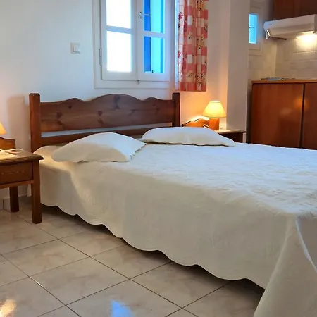 Mina's In Naxos Island 2*